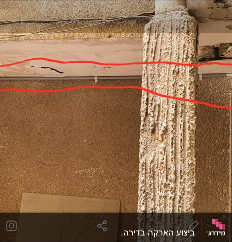 חוטי חשמל חשופים על קיר חיצוני עם עמוד בטון